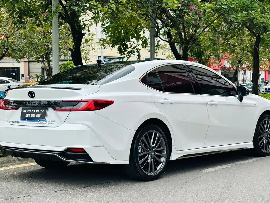 Toyota Camry — фото 6