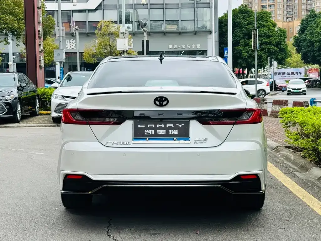Toyota Camry — фото 3