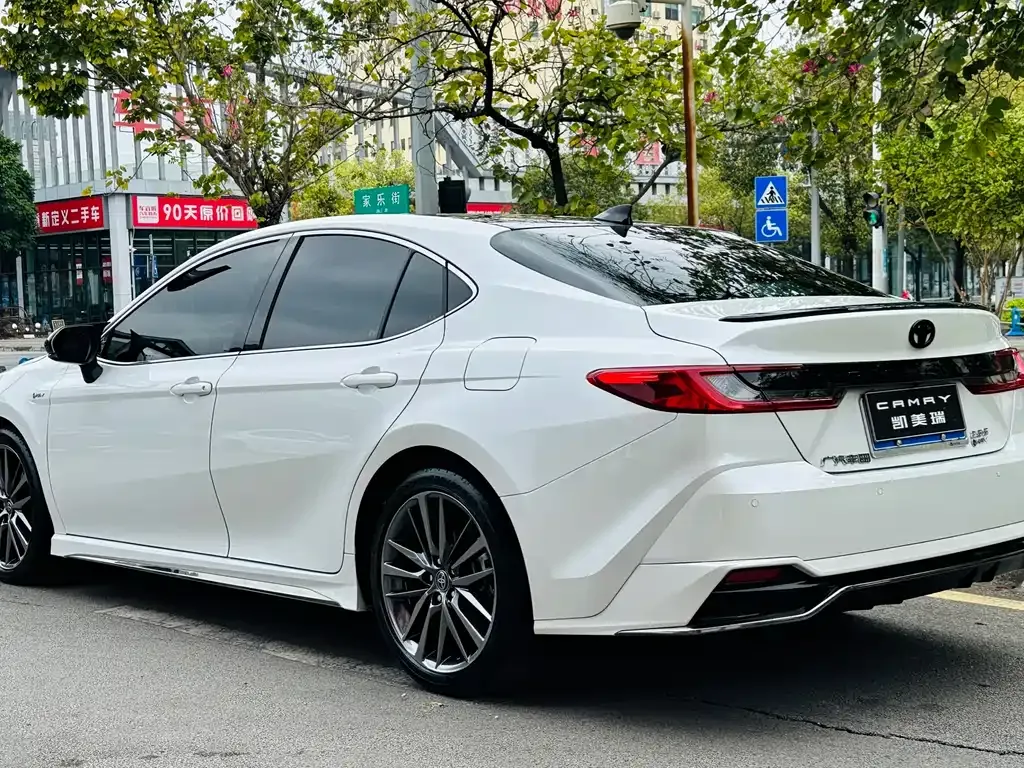 Toyota Camry — фото 7
