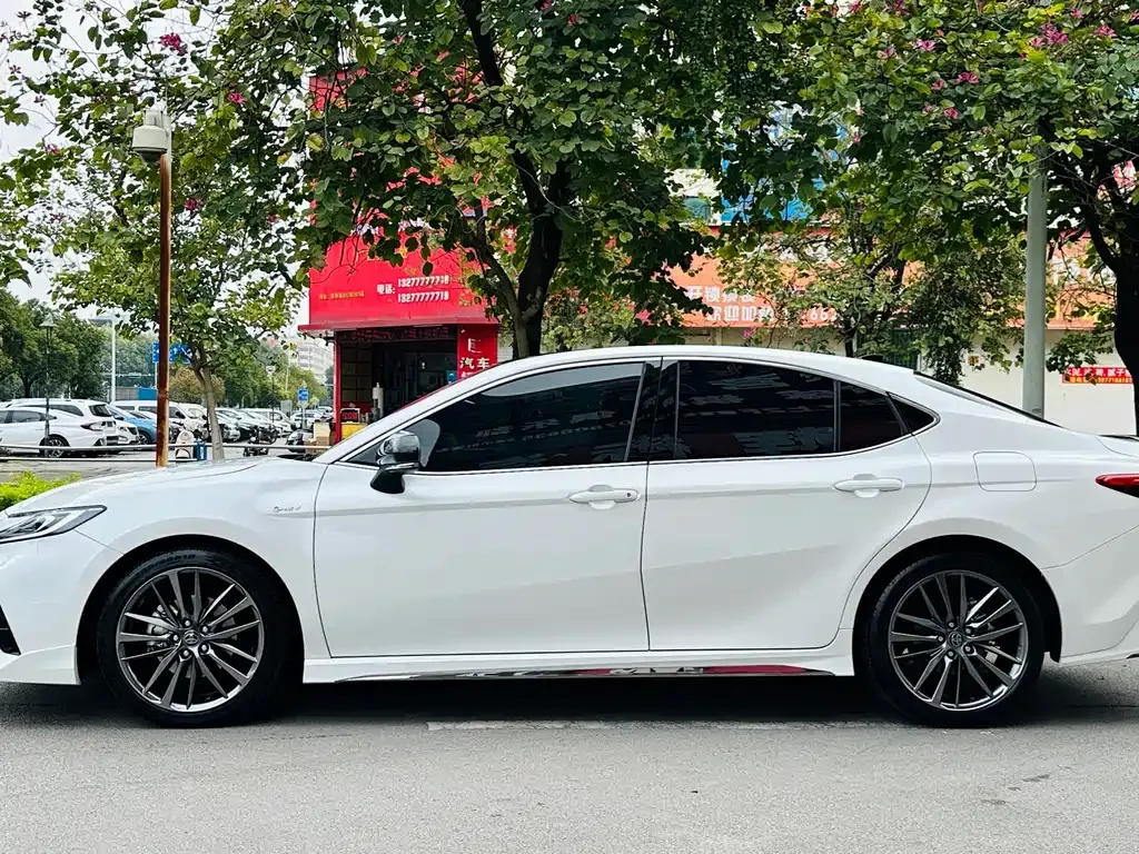 Toyota Camry — фото 9