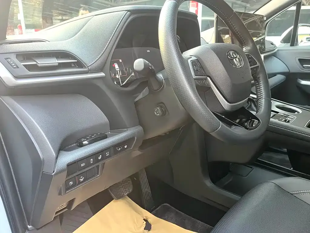 Toyota Sienna 2024 из CN, фото 2