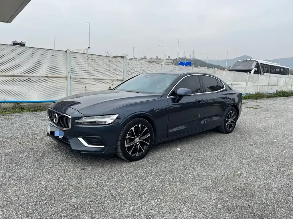 Volvo S60 — фото 1
