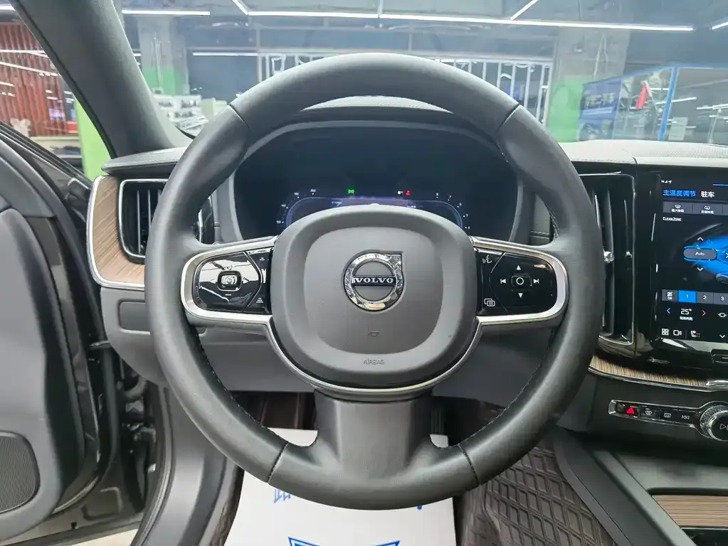 Volvo XC60 2023 из CN, фото 2