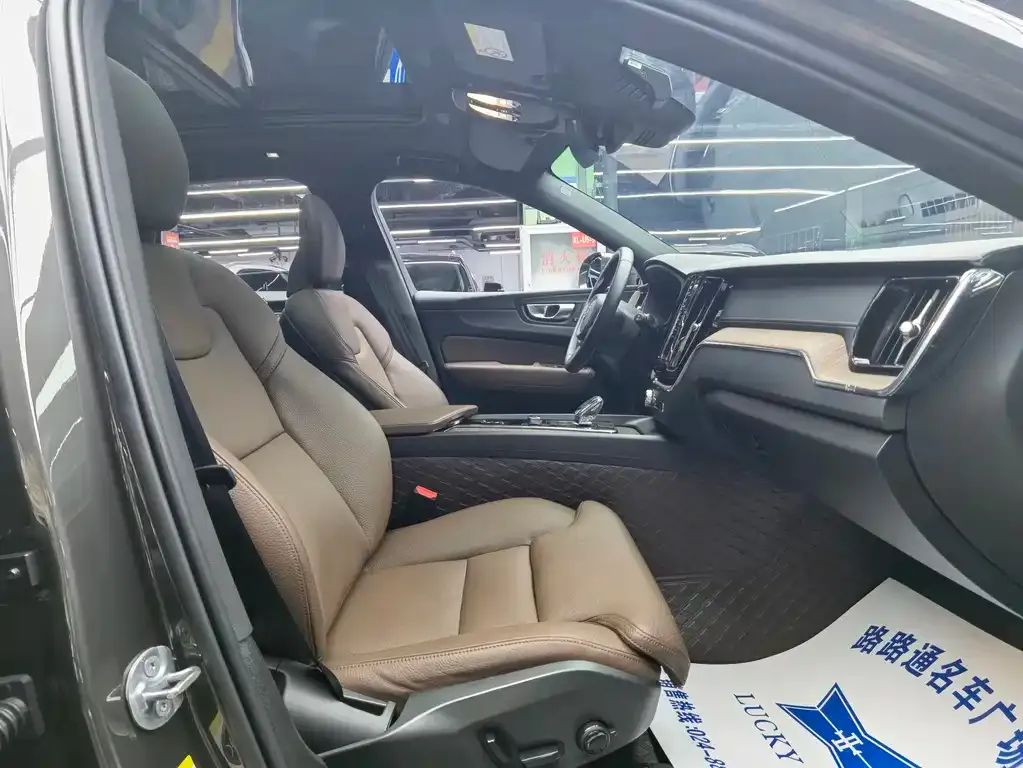Volvo XC60 2023 из CN, фото 7