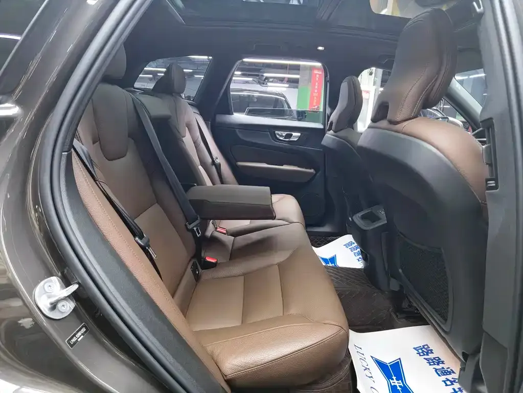 Volvo XC60 2023 из CN, фото 10