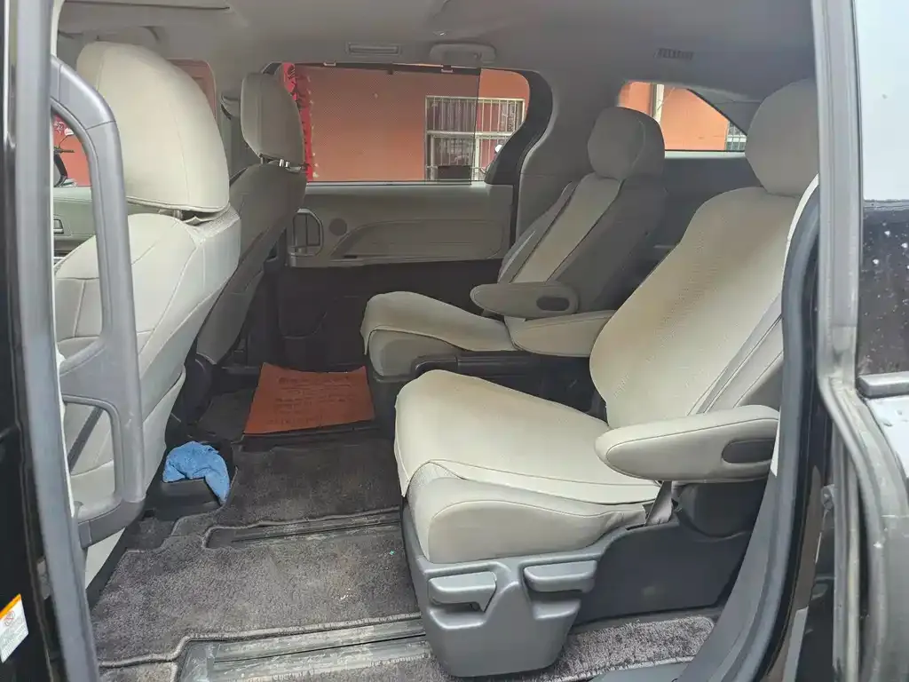 Toyota Sienna 2023 из CN, фото 2