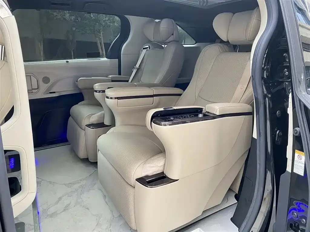 Toyota Sienna — фото 2