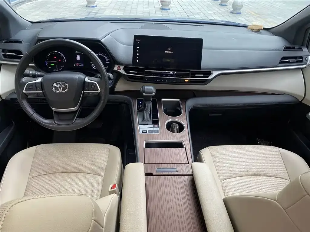 Toyota Sienna — фото 5
