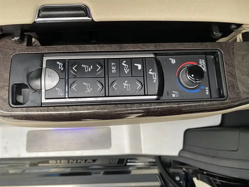 Toyota Sienna — фото 9