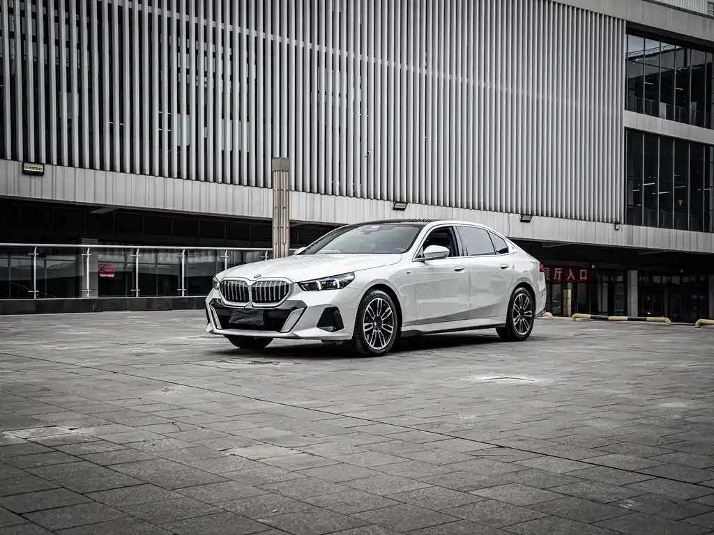 BMW 5 Series — фото 1