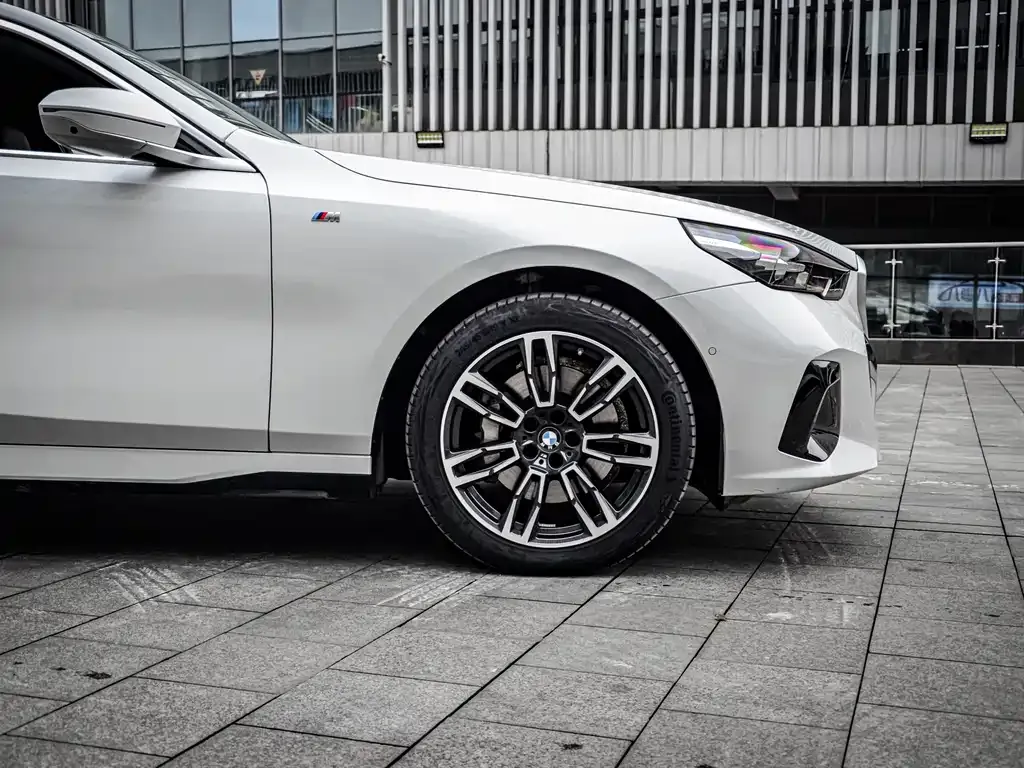 BMW 5 Series — фото 10