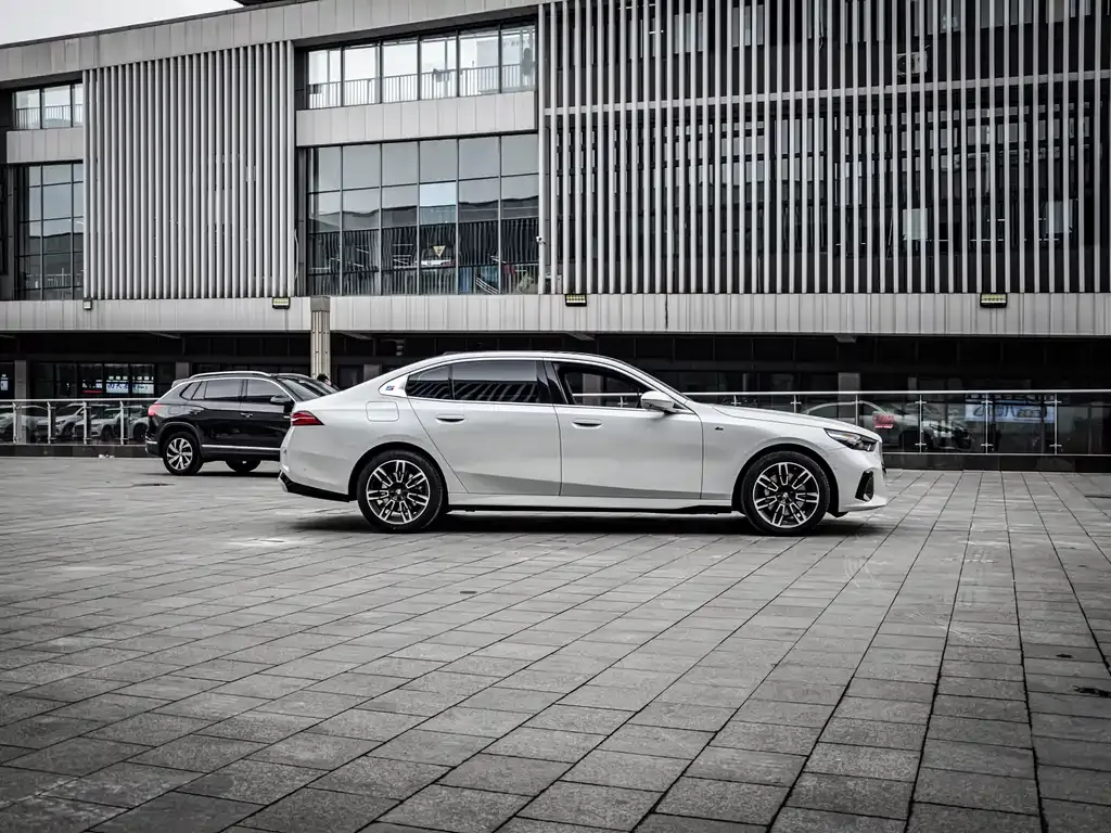 BMW 5 Series — фото 5
