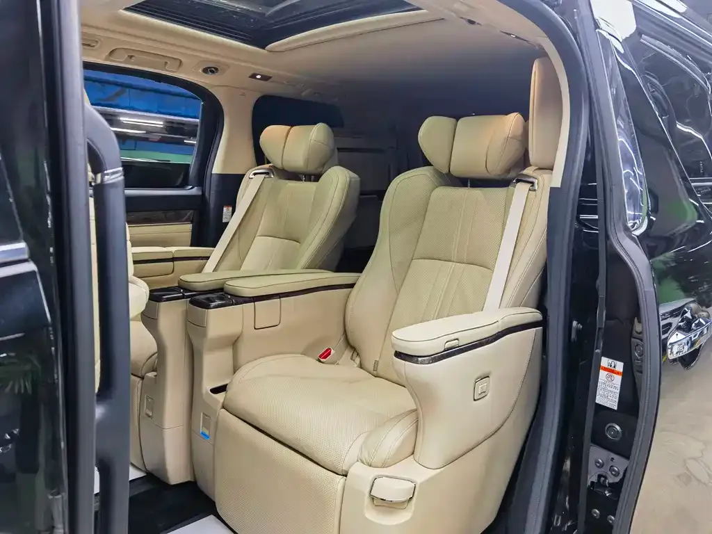 Toyota Vellfire — фото 2