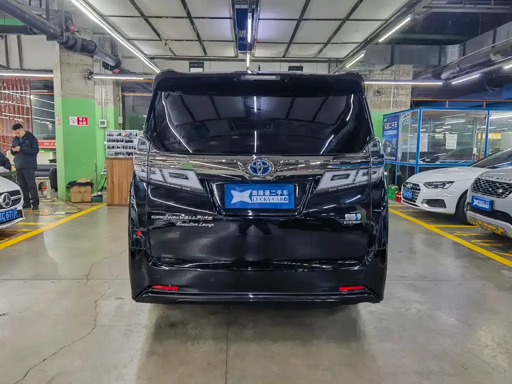 Toyota Vellfire — фото 7