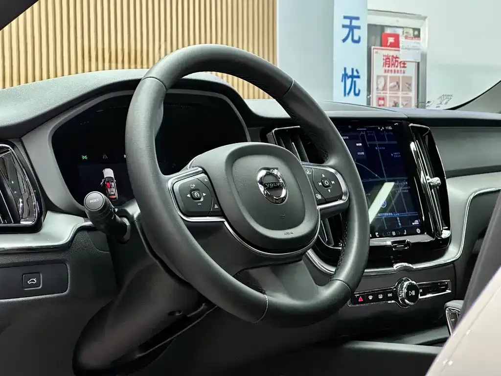 Volvo XC60 — фото 4