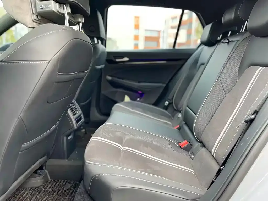 Volkswagen Golf 2023 из CN, фото 2