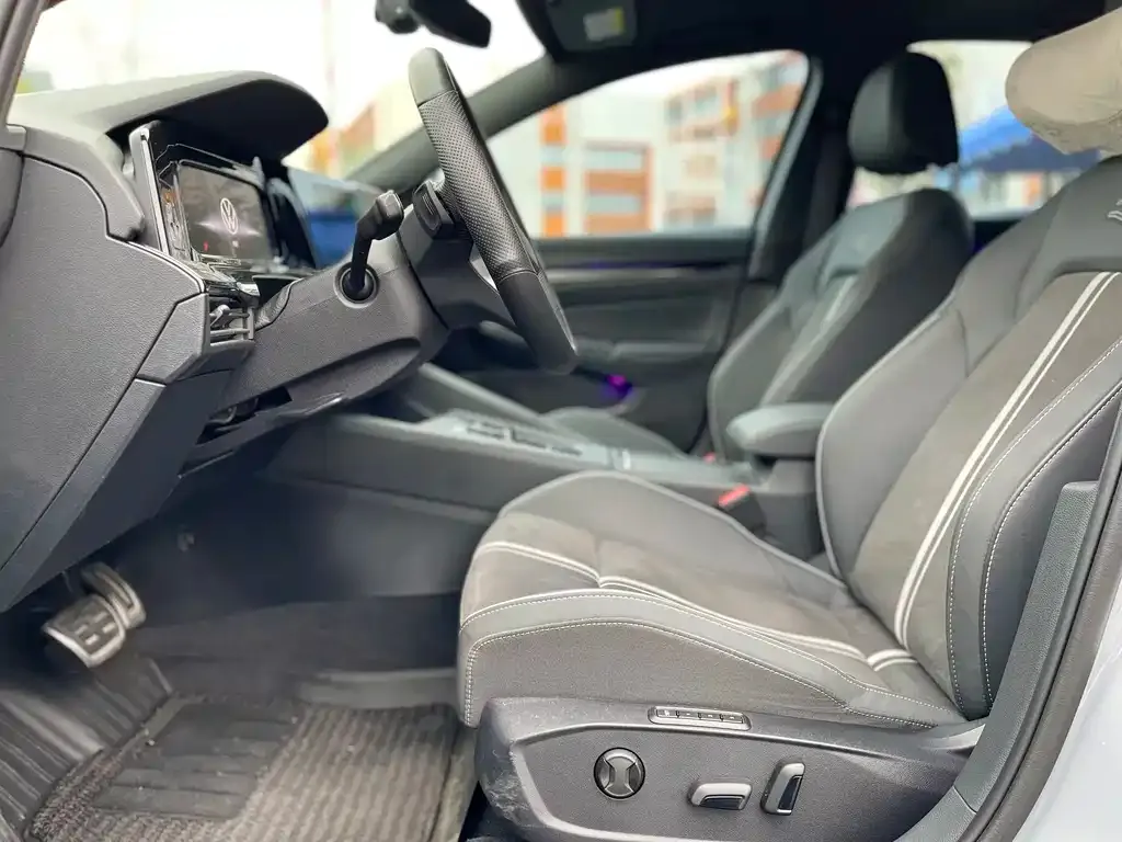Volkswagen Golf 2023 из CN, фото 8