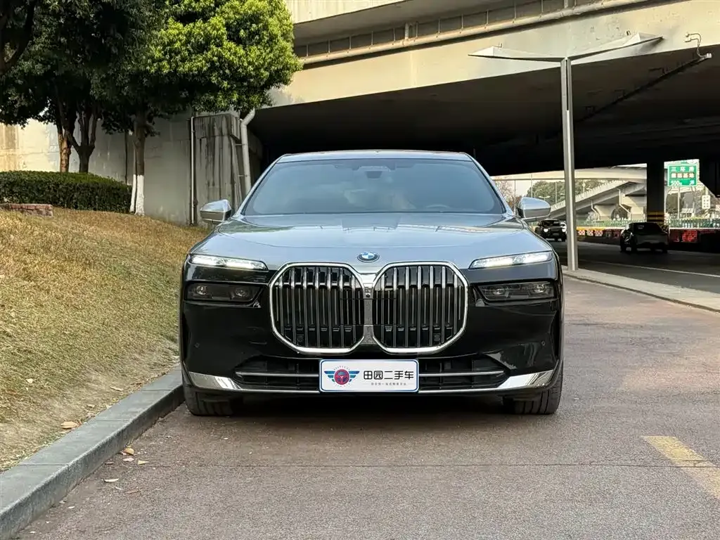 BMW 7 Series — фото 10