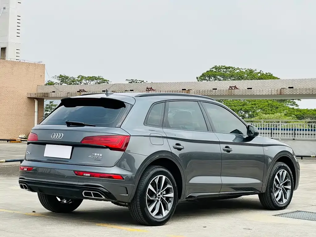 Audi Q5L — фото 10