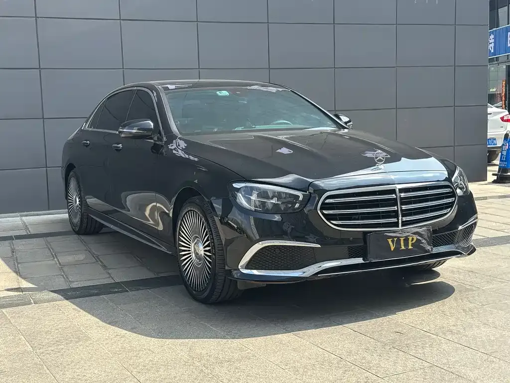 Mercedes-Benz E-Class — фото 1