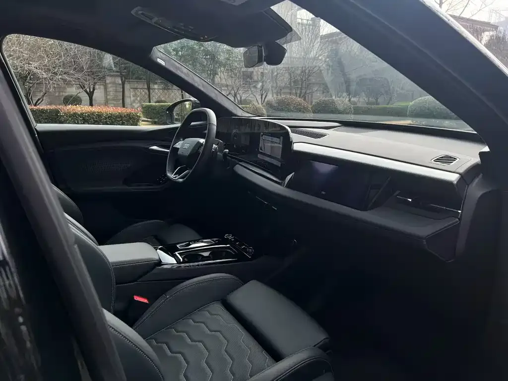 Audi Q6L e-tron — фото 2