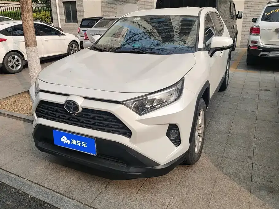 Toyota RAV4 — фото 1