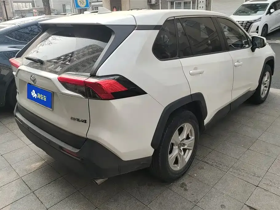 Toyota RAV4 — фото 3