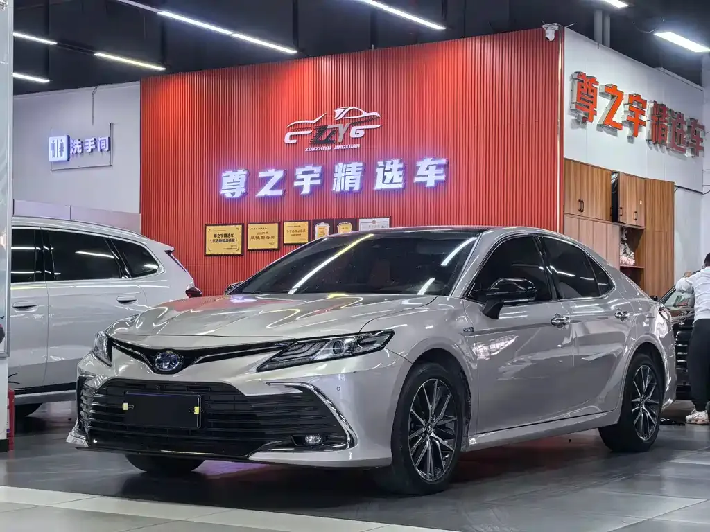Toyota Camry — фото 1