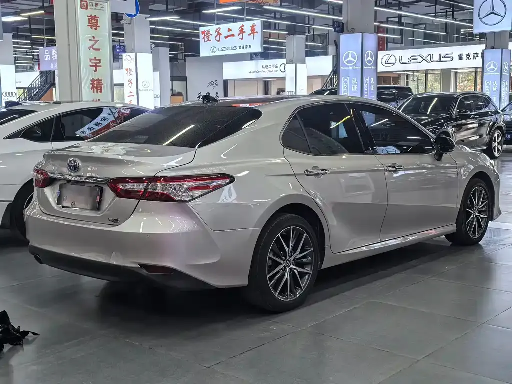 Toyota Camry — фото 8