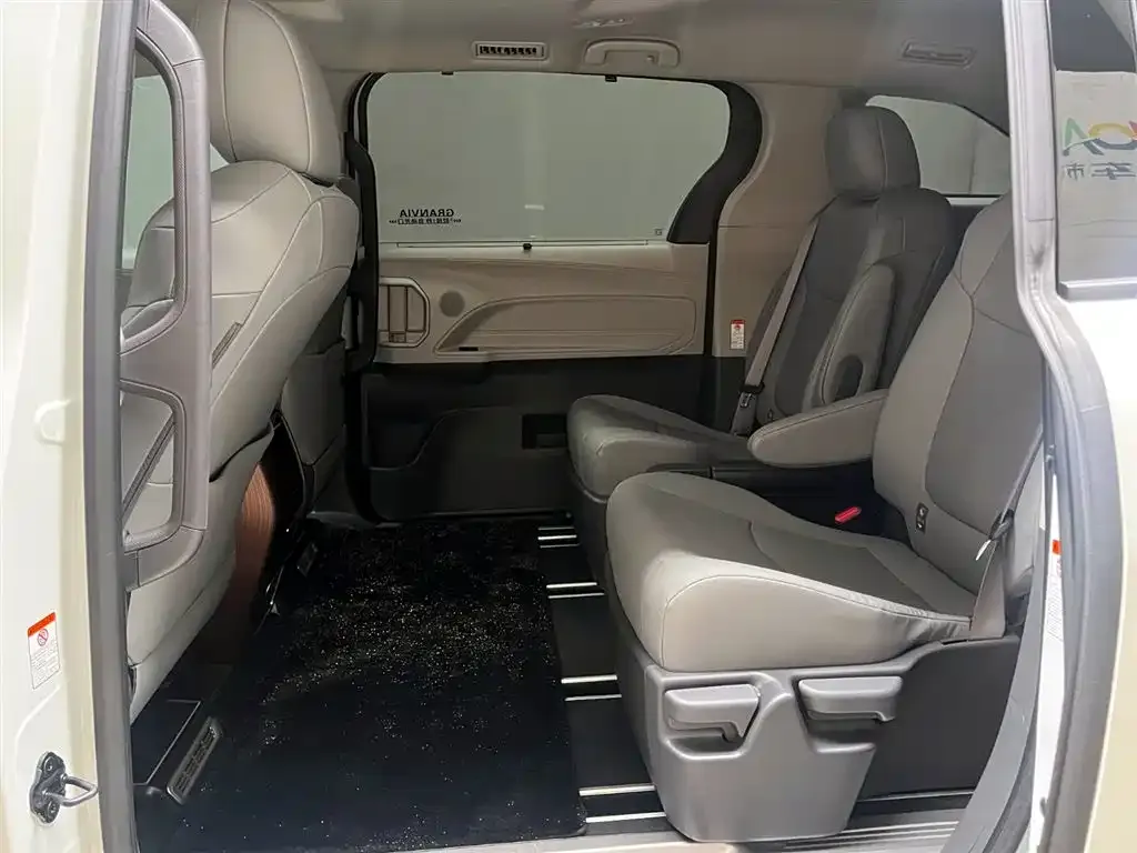 Toyota Granvia — фото 2