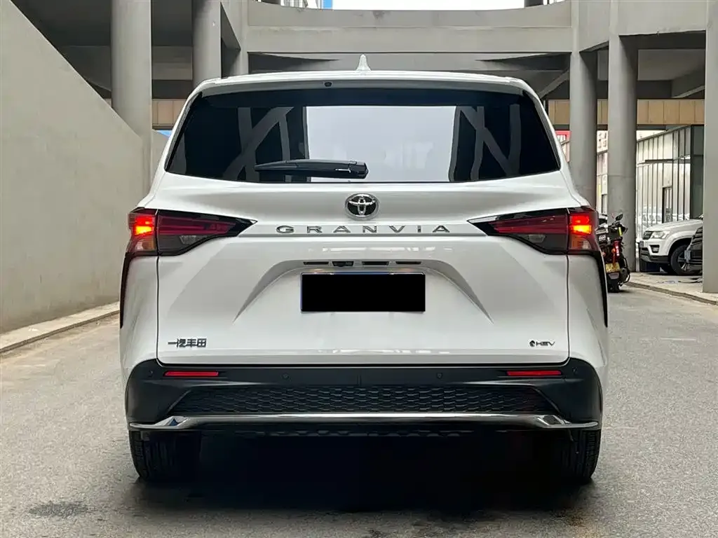 Toyota Granvia — фото 6
