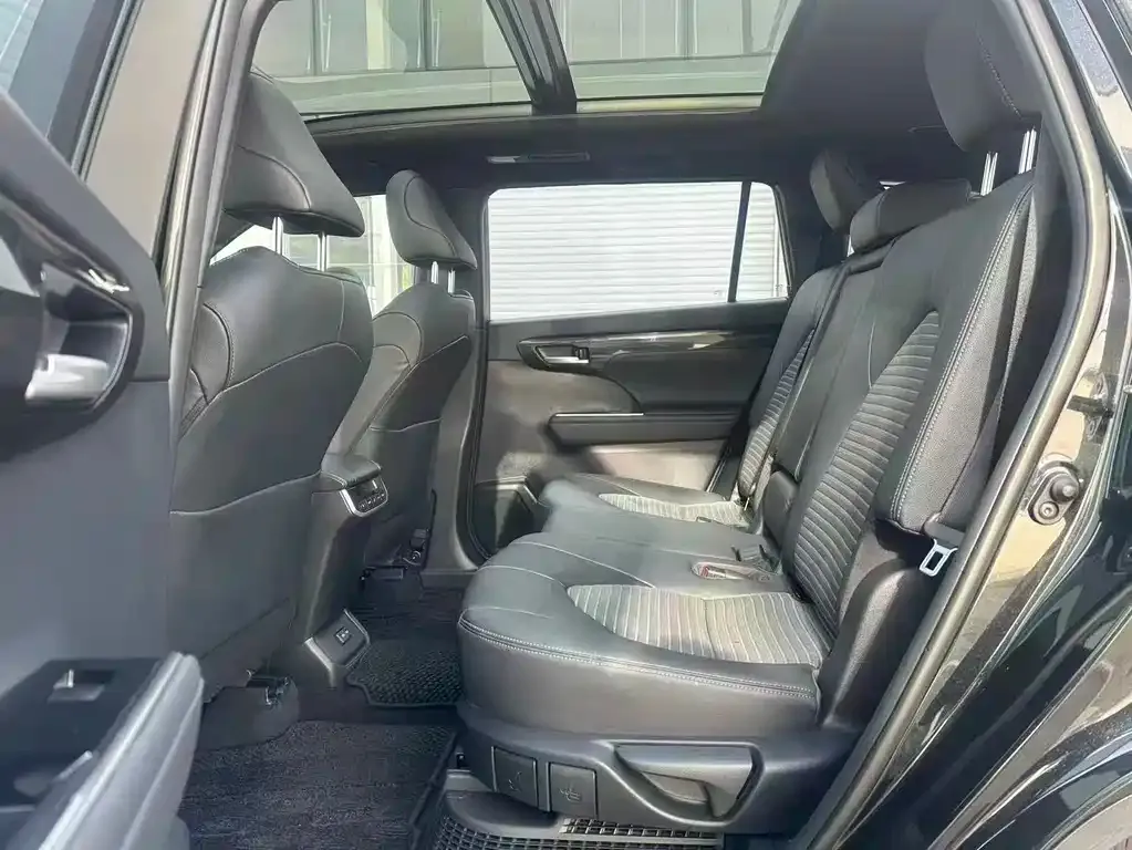 Toyota Crown Kluger 2023 из CN, фото 2