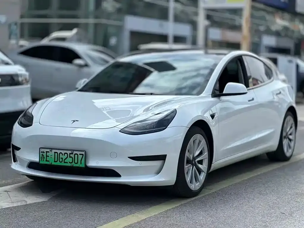 Tesla Model 3 — фото 1