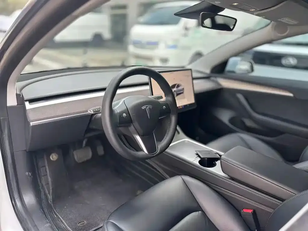Tesla Model 3 — фото 9