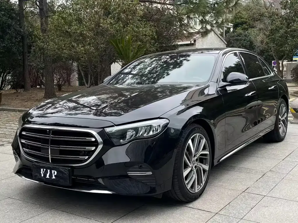 Mercedes-Benz E-Class — фото 1