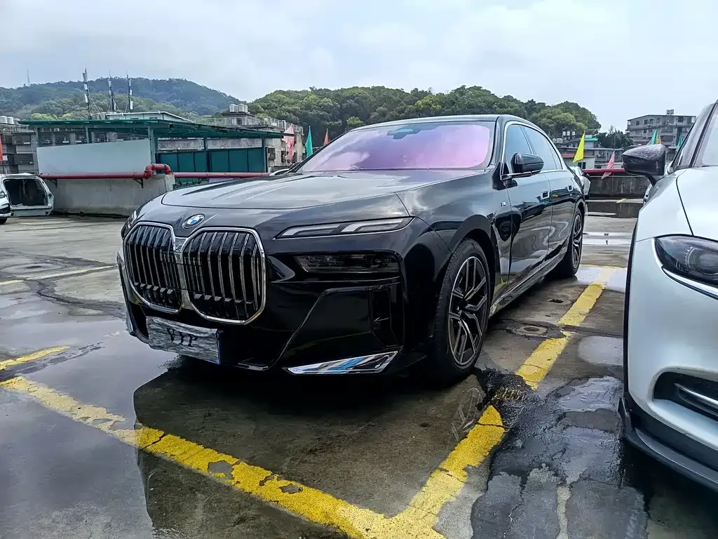 BMW 7 Series — фото 1