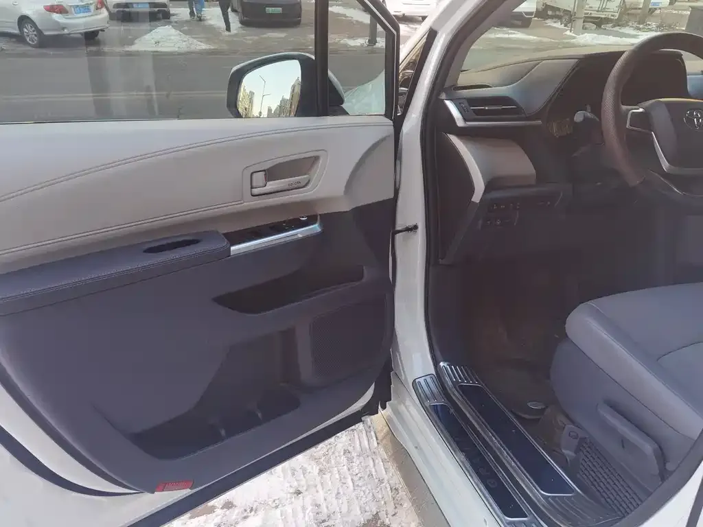 Toyota Granvia 2024 из CN, фото 3