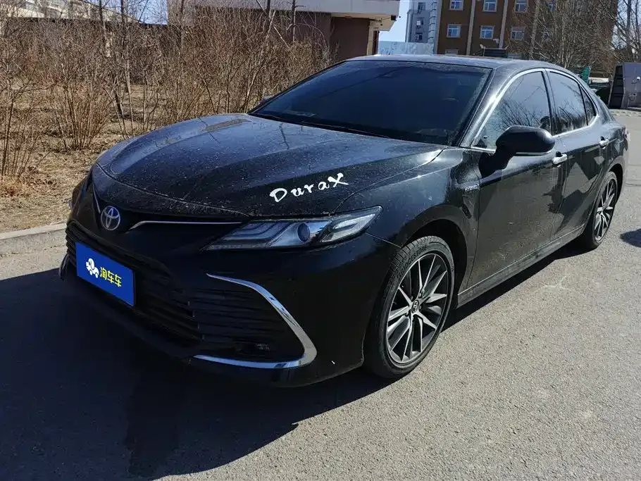 Toyota Camry — фото 1