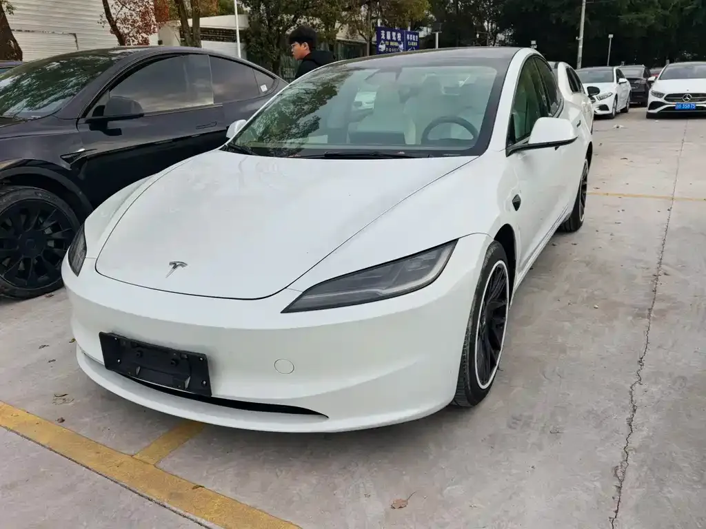 Tesla Model 3 — фото 1