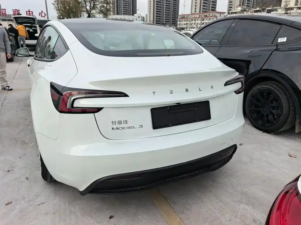 Tesla Model 3 — фото 7
