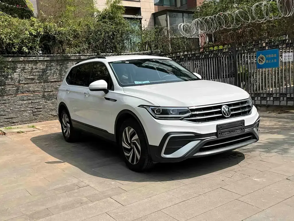 Volkswagen Tiguan L — фото 6