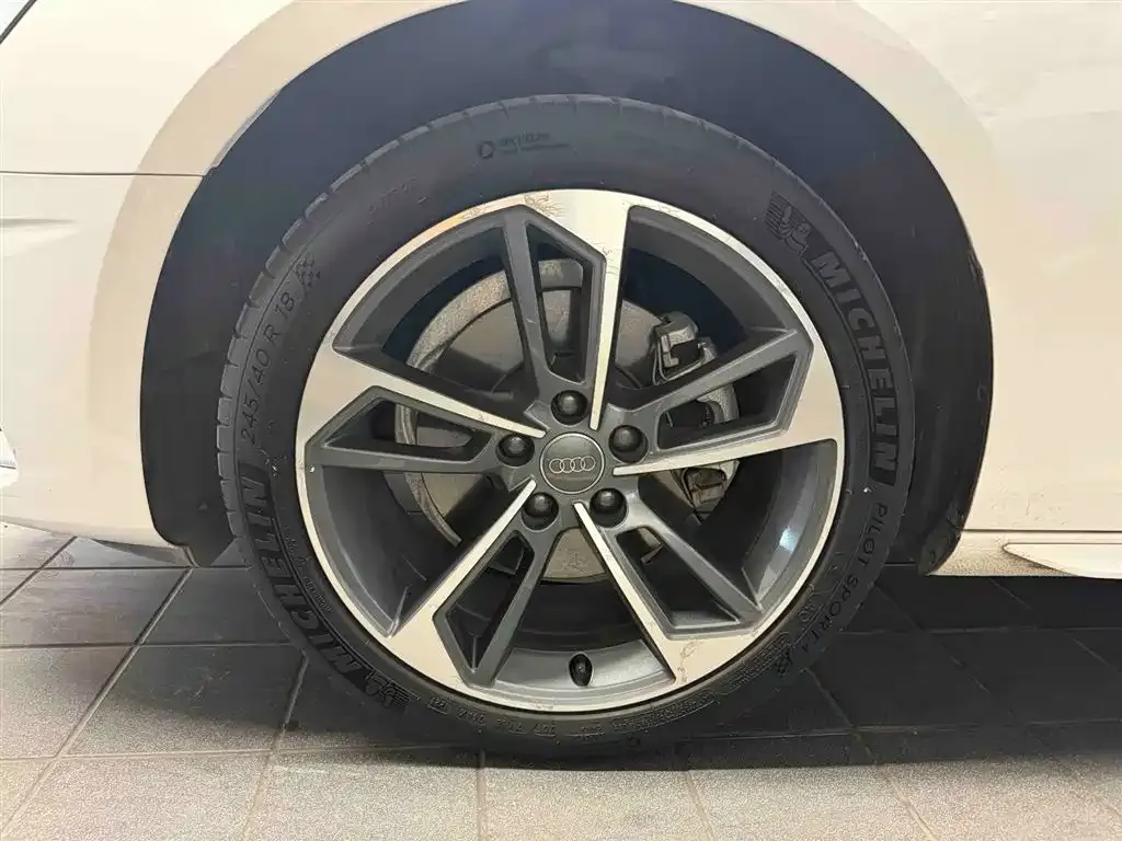 Audi A4L 2021 из CN, фото 4