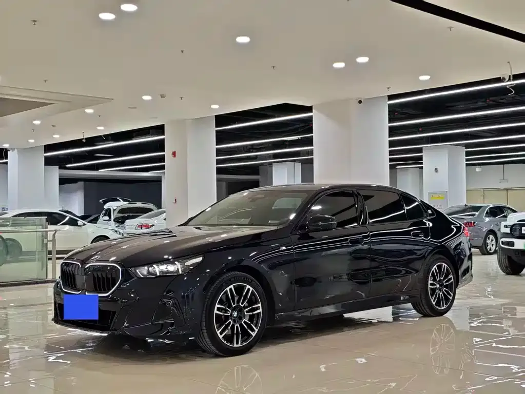 BMW 5 Series — фото 1