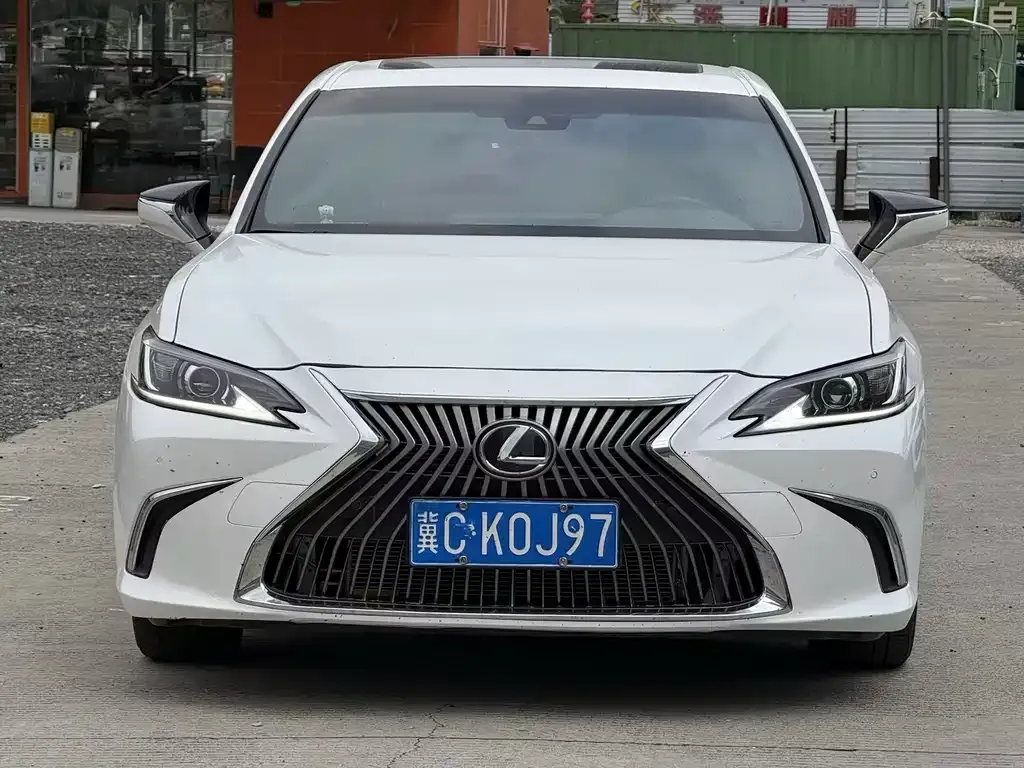 Lexus ES — фото 1