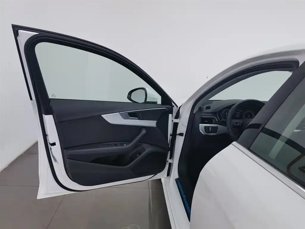 Audi A4L 2023 из CN, фото 4