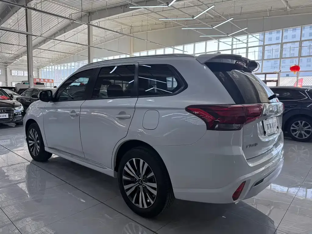 Mitsubishi Outlander 2021 из CN, фото 8