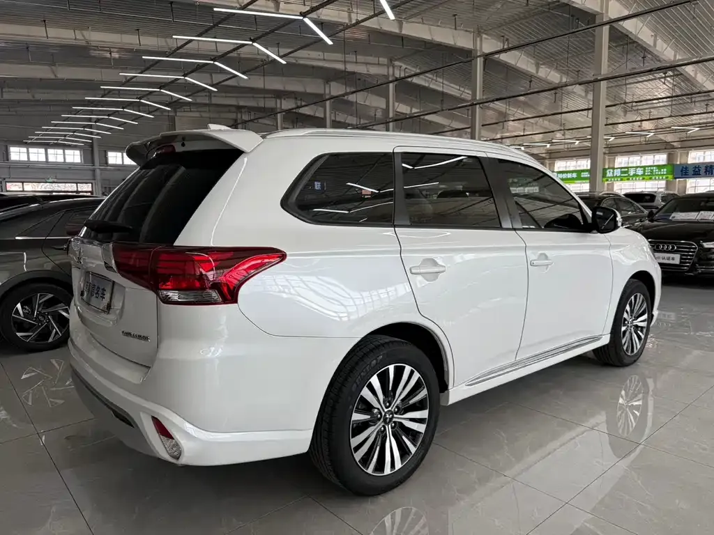 Mitsubishi Outlander 2021 из CN, фото 5