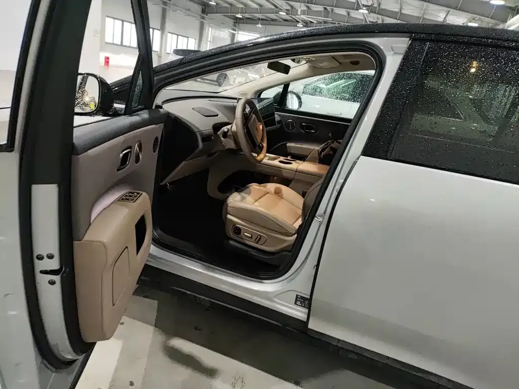 Li Auto i8 — фото 7