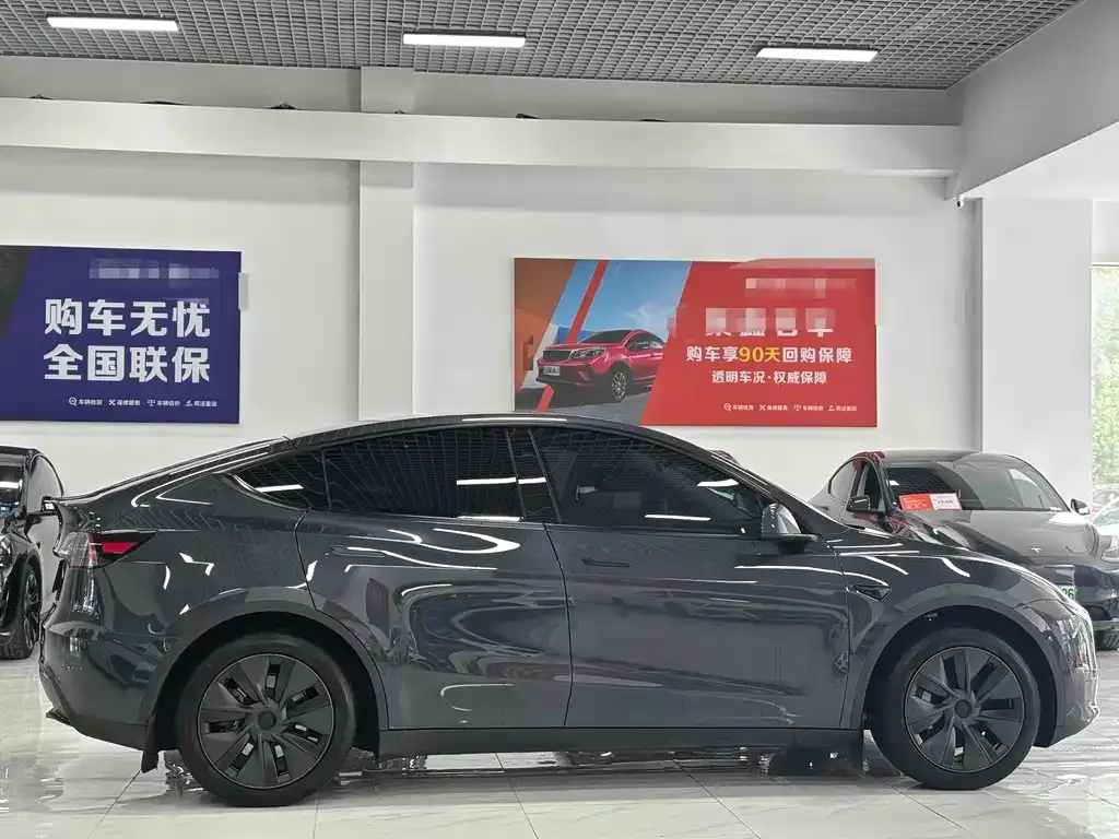 Tesla Model Y — фото 10