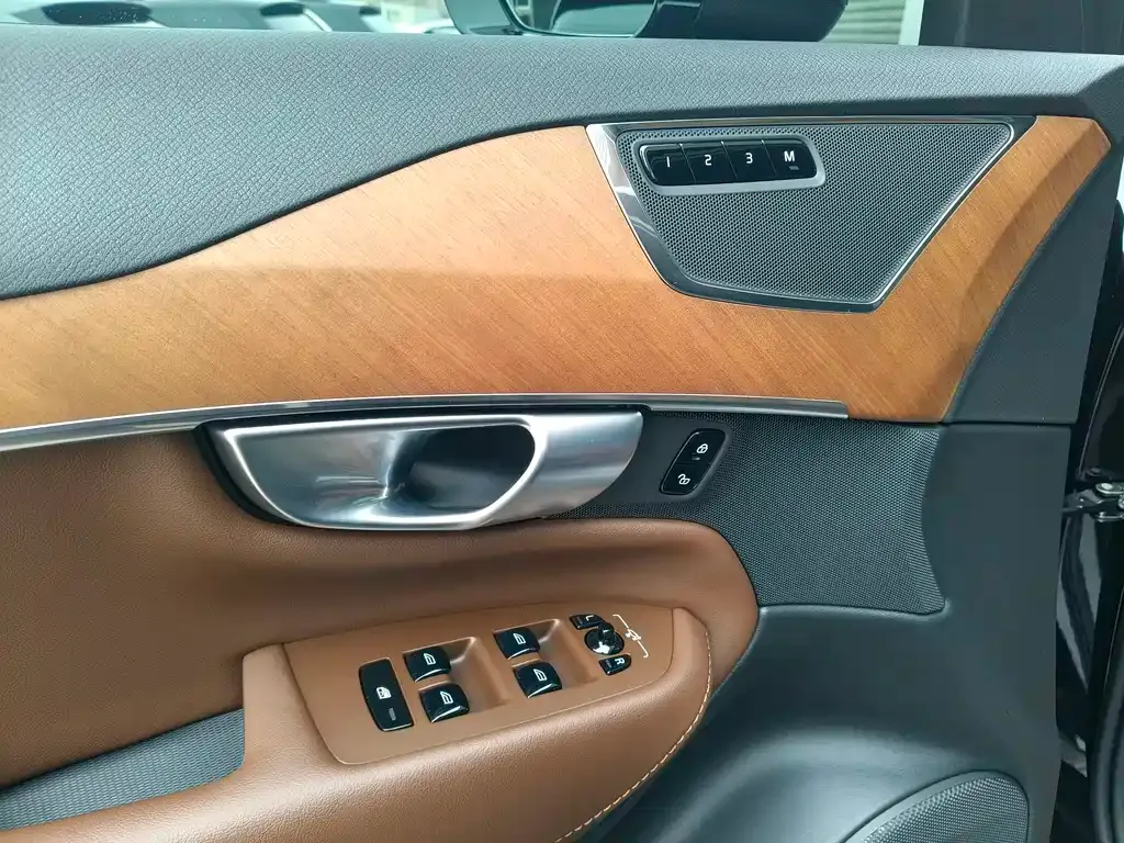 Volvo XC90 — фото 10